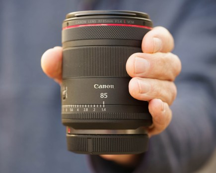 Canon R 85mm F1.4L VCM lens in hand