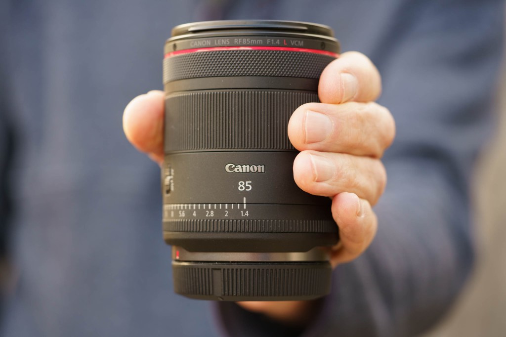 Canon R 85mm F1.4L VCM lens in hand