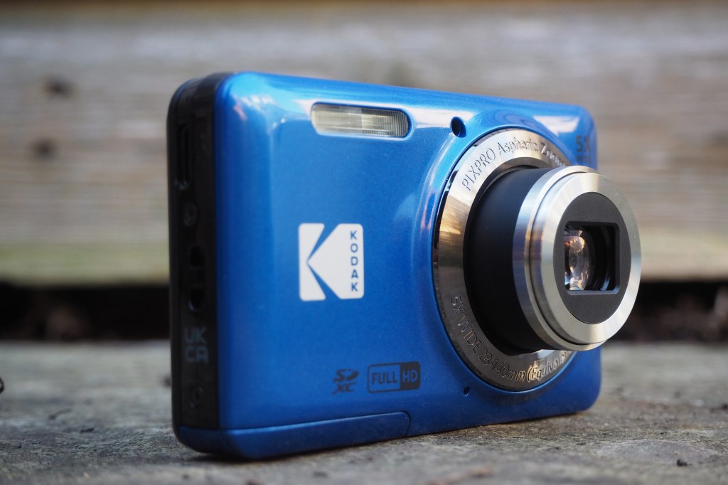 Kodak Pixpro FZ55 three quarters view
