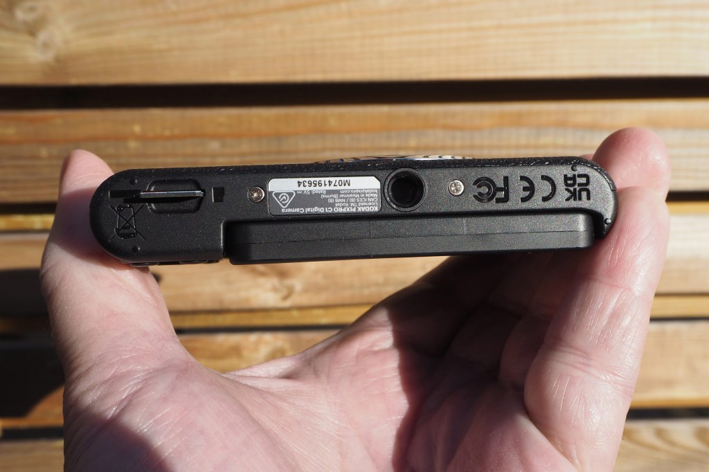 Kodak Pixpro C1 bottom