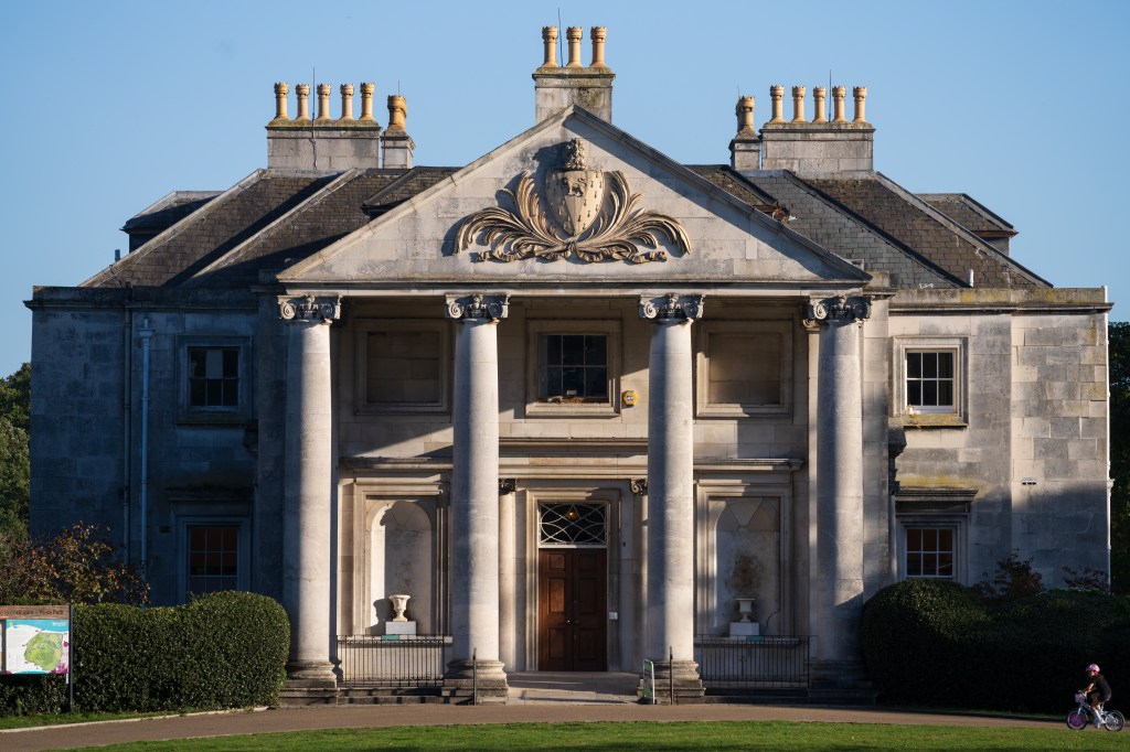 Laowa 180mm F4.5 1.5x Ultra-Macro APO Beckenham Place Mansion sample image.