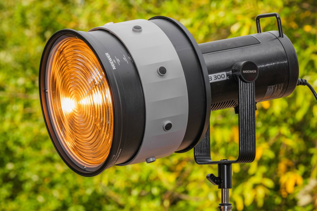 Neewer CSF10 set to its narrowest 10° angle