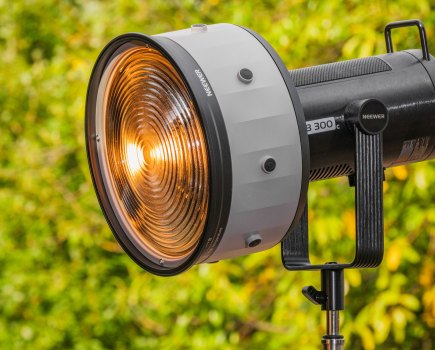 Neewer CSF10 Fresnel Lens mounted on Neewer CB300 light