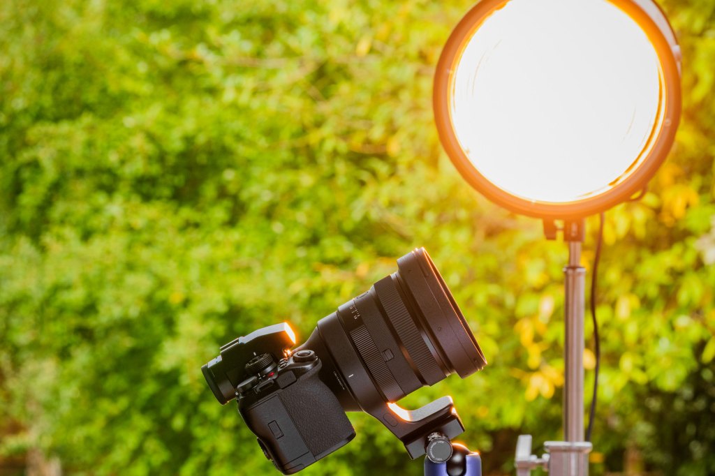 Neewer CSF10 in use to provide a coloured rimlight