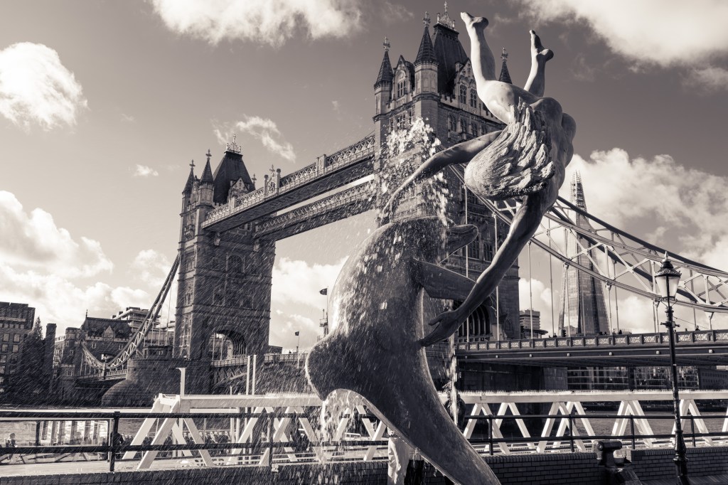 Sony RX1R III Tower Bridge fountain sample image