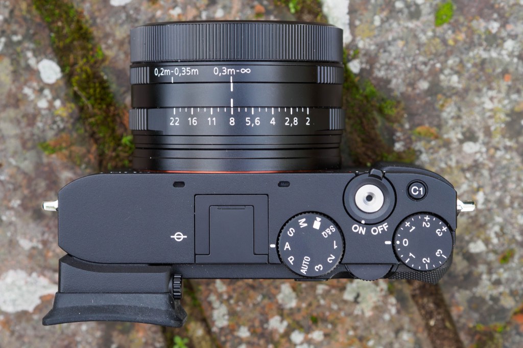 Sony RX1R III top plate and lens controls