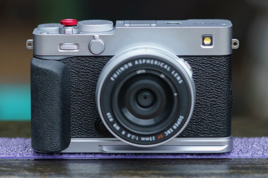 SmallRig L-Shaped Mount Plate with Silicone Handle for Fujifilm X-E5. 