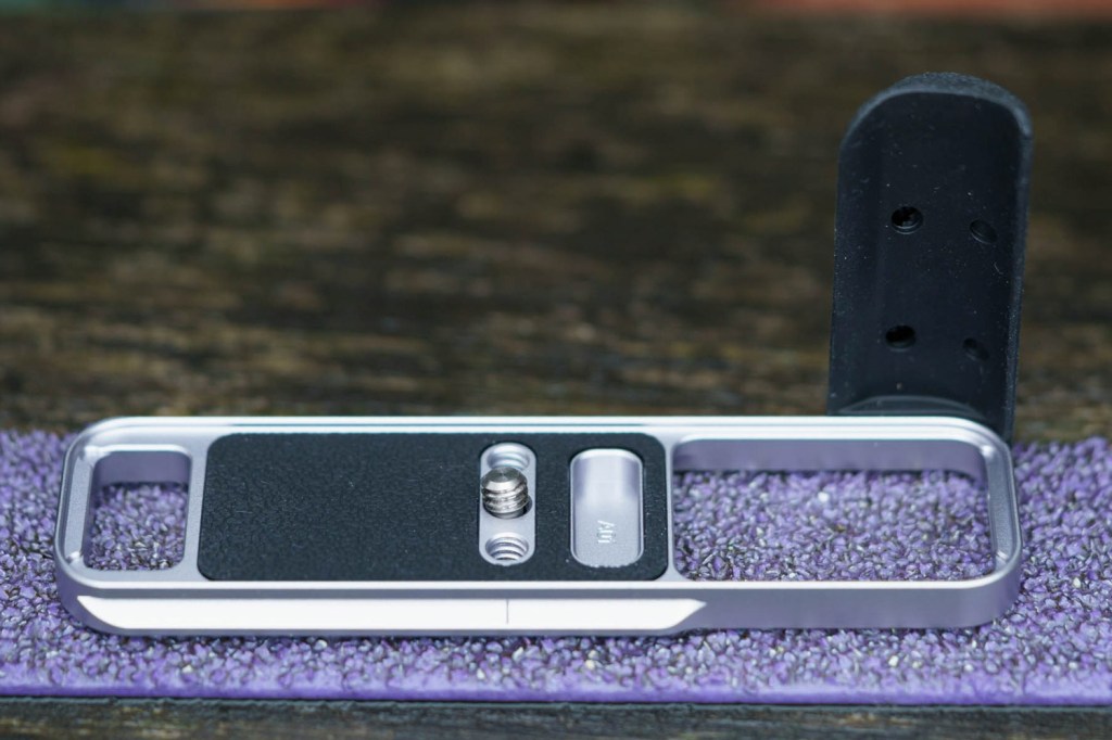 SmallRig L-Shaped Mount Plate with Silicone Handle for Fujifilm X-E5. 
