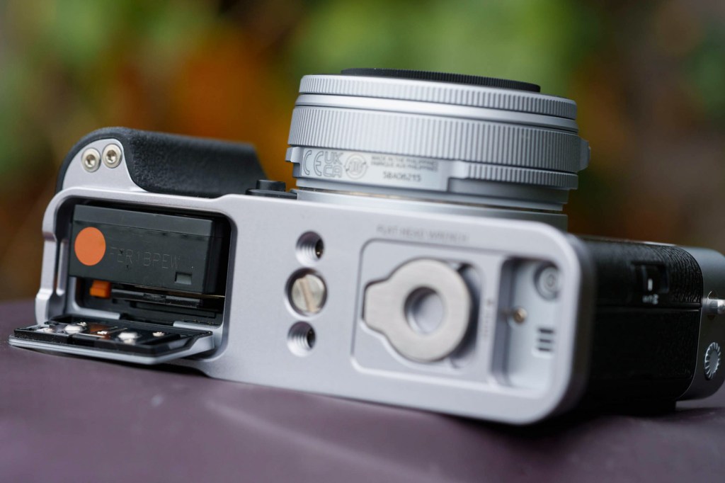 SmallRig L-Shaped Mount Plate with Silicone Handle for Fujifilm X-E5. 