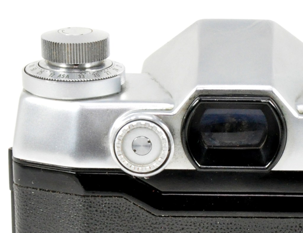 The regulator button beside the Electronica’s viewfinder window that activated the automatic settings