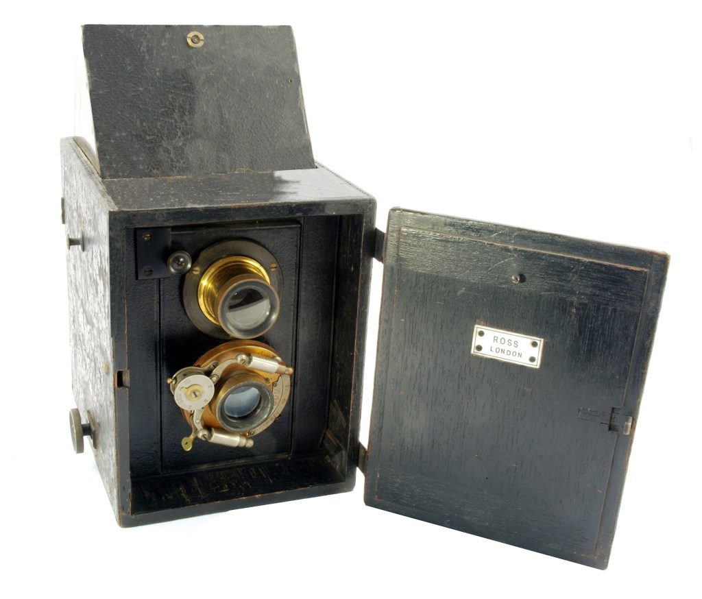 How TLRs that used glass plates looked before the Rolleiflex: the quarter-plate size Ross Portable Divided Camera from 1891