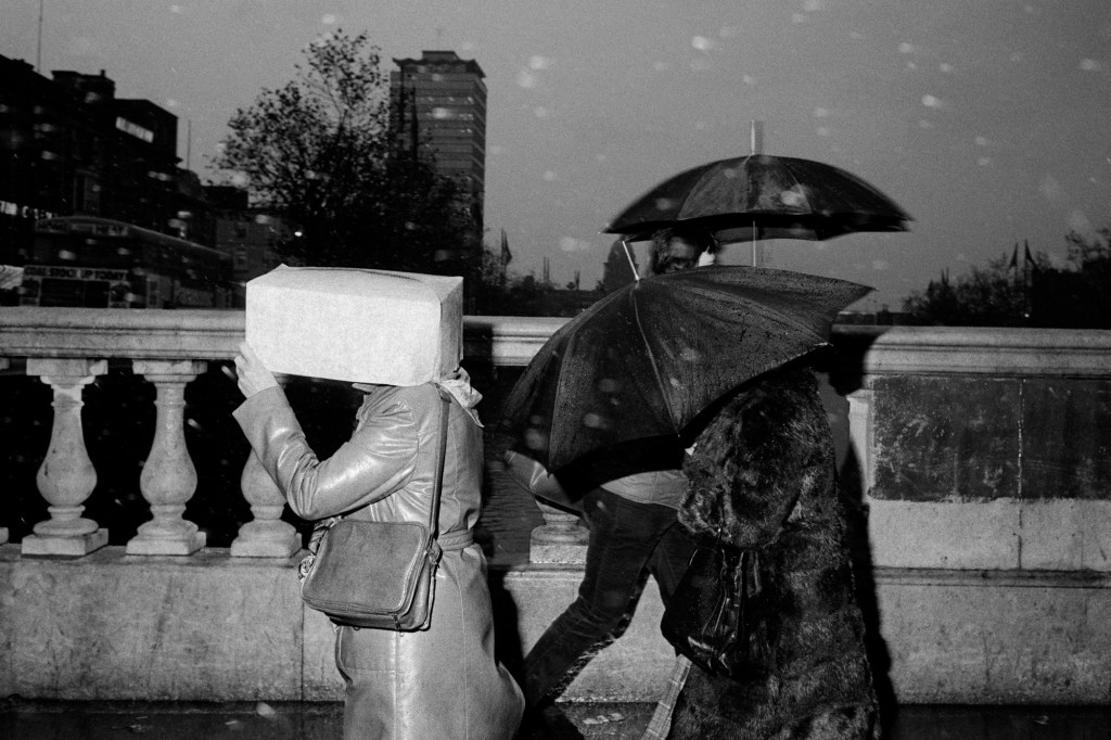 O’Connell Bridge, Dublin, Ireland, 1981. From ‘Bad Weather’
© Martin Parr / Magnum Photos