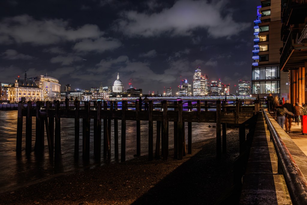 Canon EOS R6 Mark III London skyline at night sample image.