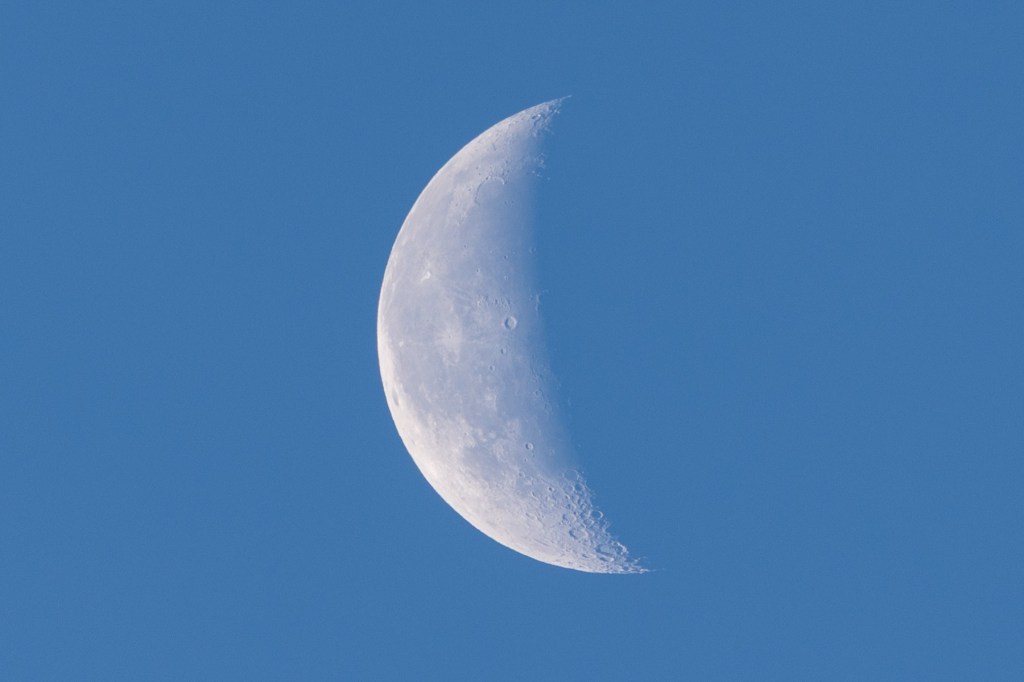 Canon EOS R6 Mark III crescent moon sample image. 