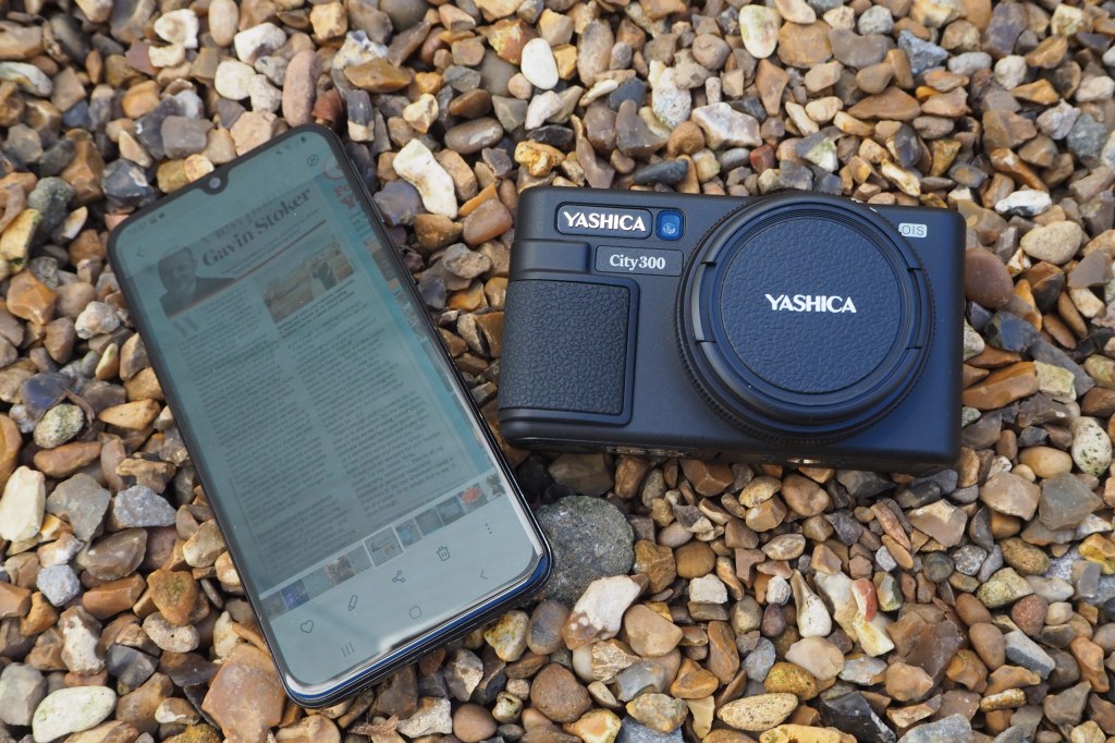 compact vs smartphone, Yashica City 300 and Samsung A40 side by side