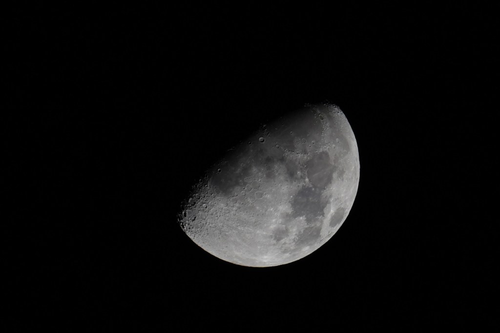 Sony A7 V half-moon sample image