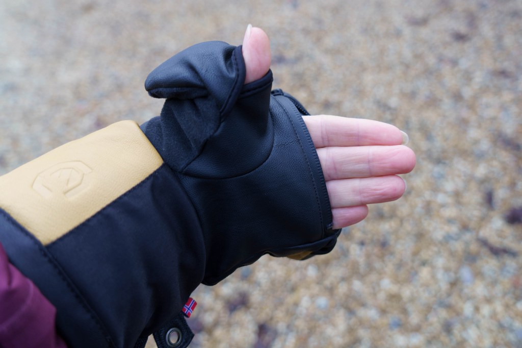 Vallerret Senja Mitt with flip tips open