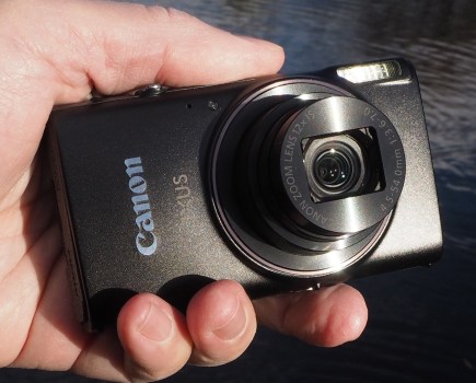 Canon IXUS 285 HS A in hand