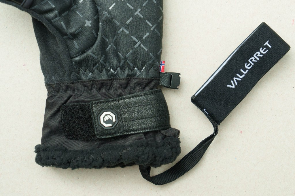 Vallerret Saga Women's gloves: elasticated leash and velcro cuff