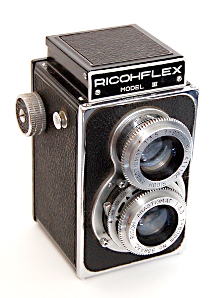 Ricohflex III TLR for use with 120 film
(© John Katz via Wikimedia Commons)