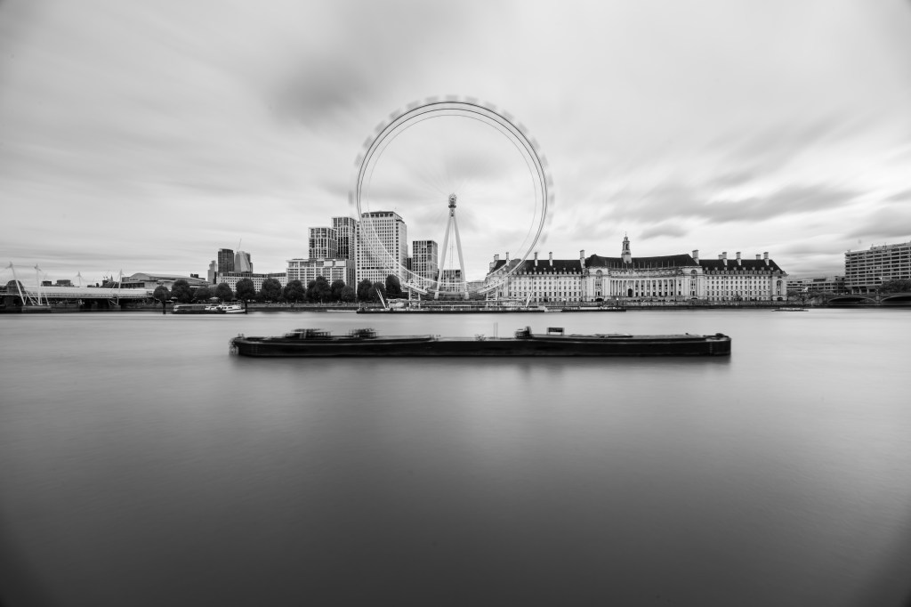 Viltrox AF 14mm f/4 Air London Eye long-exposure sample image