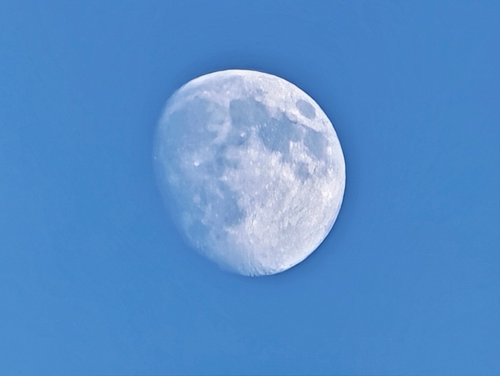 Honor Magic8Pro telephoto zoom photo of the moon - the phone uses AI to add detail. (Roughly 66x zoom)
