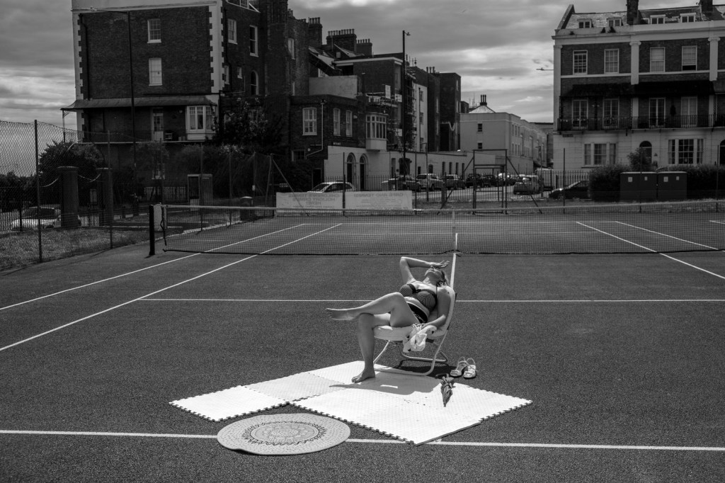 Outdoor life-drawing class during Covid pandemic, Spencer
Square, Ramsgate. Image Credit: Mike Goldwater
