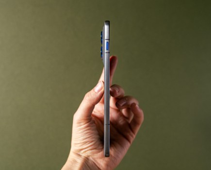Motorola Edge 70, slim, side-view