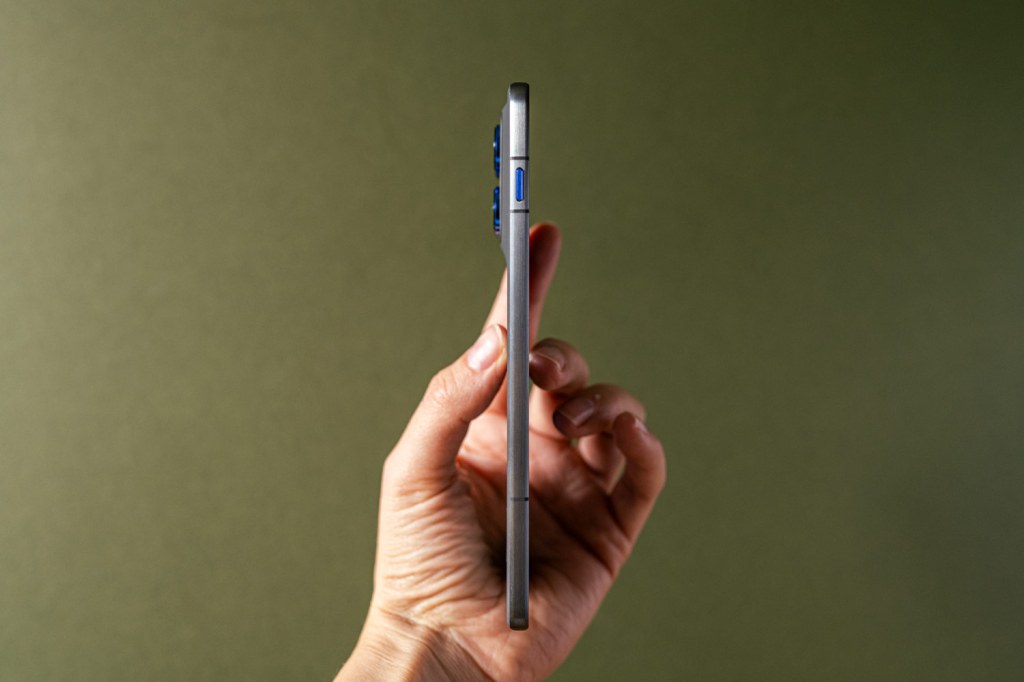 Motorola Edge 70, slim, side-view
