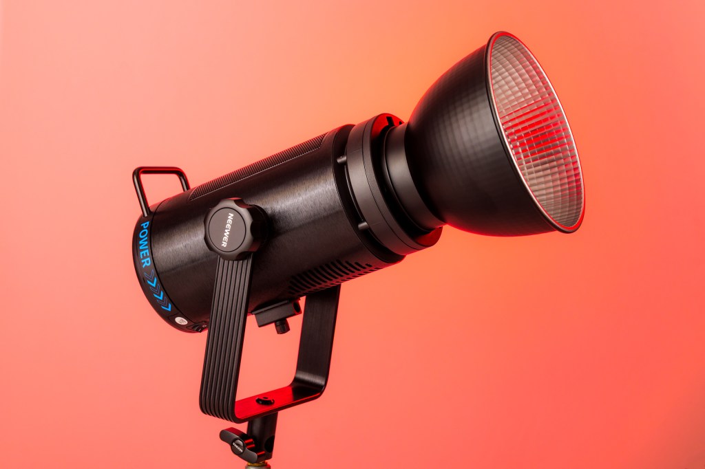 Neewer CB300C. Image credit: Damien Demolder