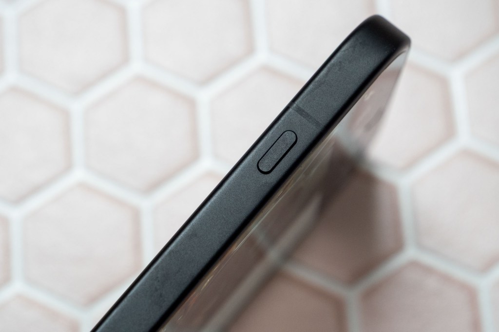 The button on the side of the OnePlus 15 that can be used to control the camera