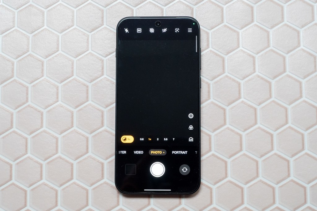 The OnePlus 15 showing the standard "Photo" mode.