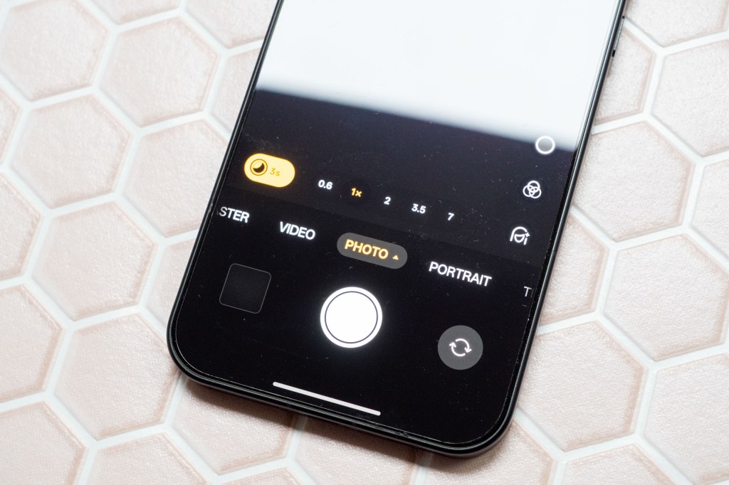 The OnePlus 15 showing the standard "Photo" mode.