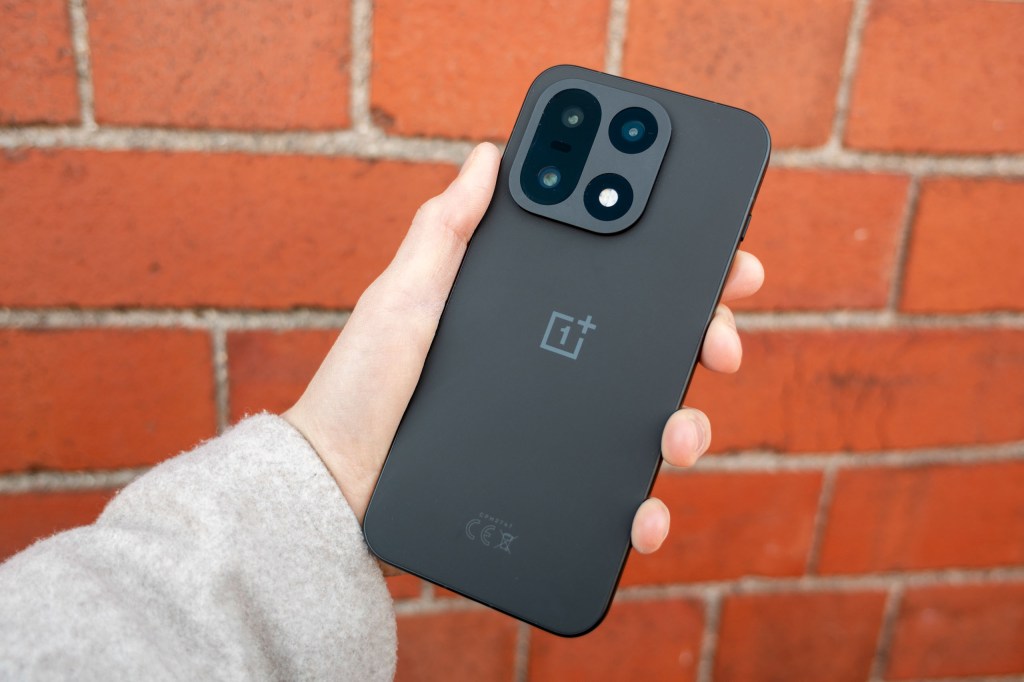 The OnePlus 15 in hand. Image: Amy Davies