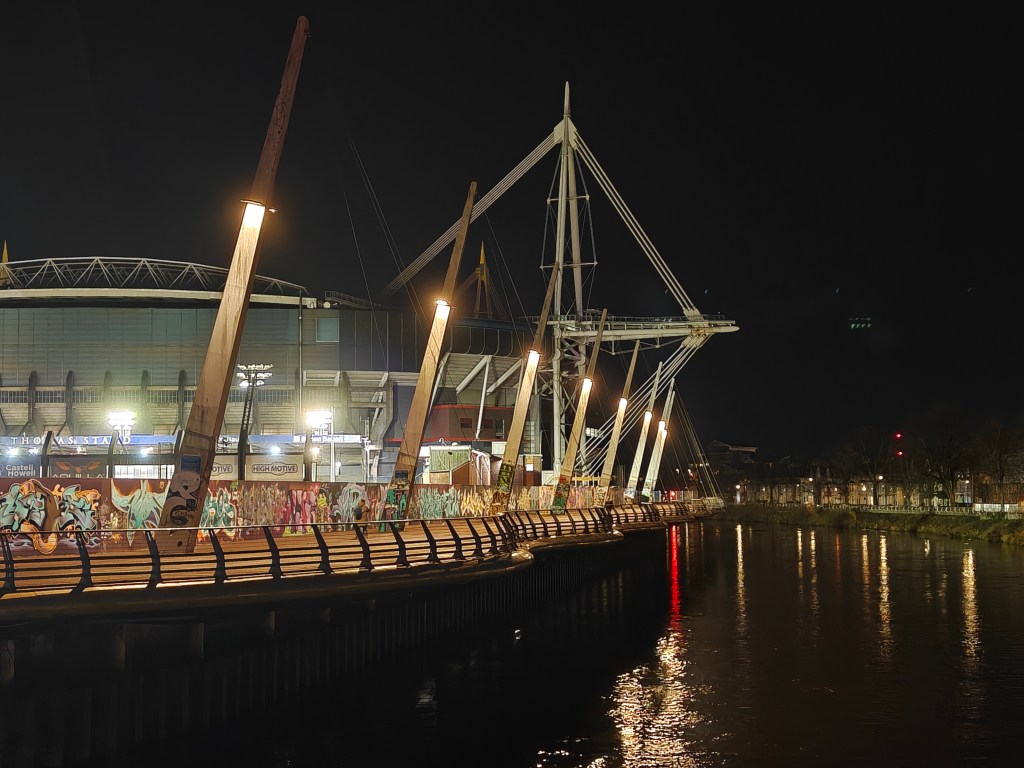 A sample image taken in low light with the OnePlus 15.