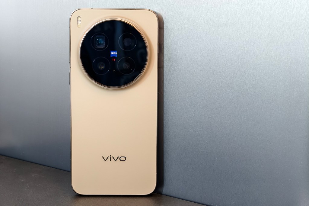 Vivo X300 Pro. Photo Joshua Waller