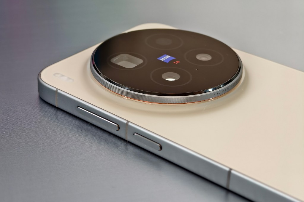 Vivo X300 Pro. Photo Joshua Waller
