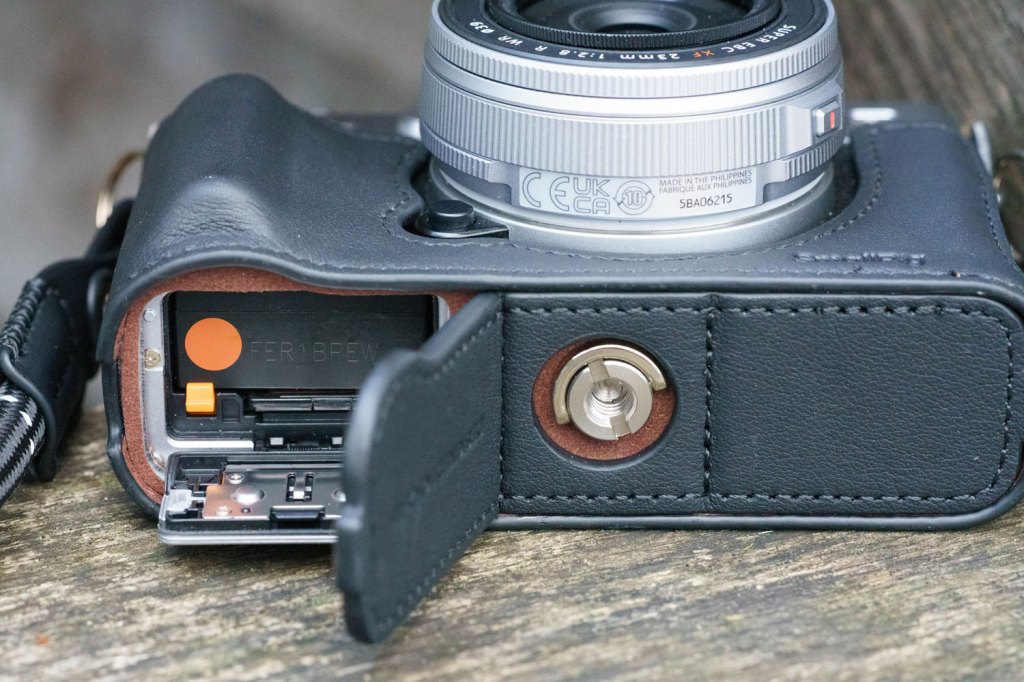 SmallRig leather case for Fujifilm X-E5 battery compartment cover.
