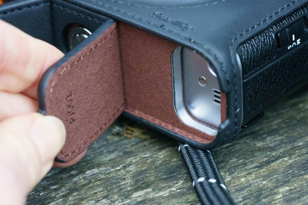 SmallRig leather case for Fujifilm X-E5 speaker and wireless button cover.