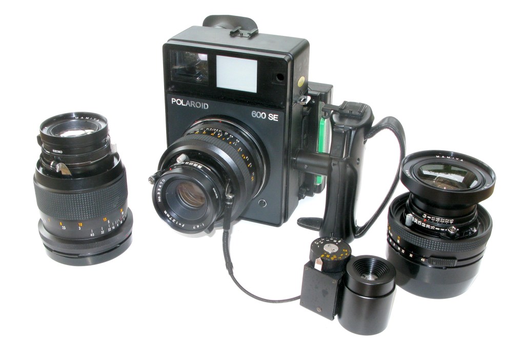 The instant picture Polaroid 600SE with its interchangeable lenses
