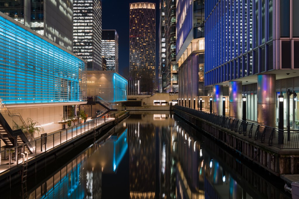 Sony Alpha A7 V Sony A7 V Canary Wharf hand-held long-exposure sample image