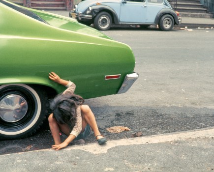 Helen Levitt, New York, 1976. Dye transfer: © Film Documents LLC, courtesy Zander Galerie, Cologne
