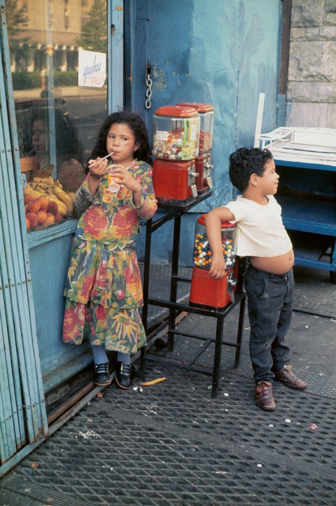 Helen Levitt, New York, 1971.  Dye transfer: © Film Documents 
LLC, courtesy Zander Galerie, Cologne