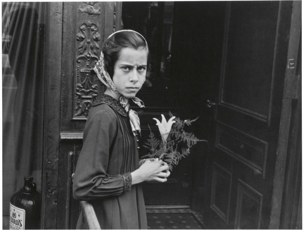 Helen Levitt, New York, c. 1939 Gelatin Silver Print: © Film Documents LLC, courtesy Zander