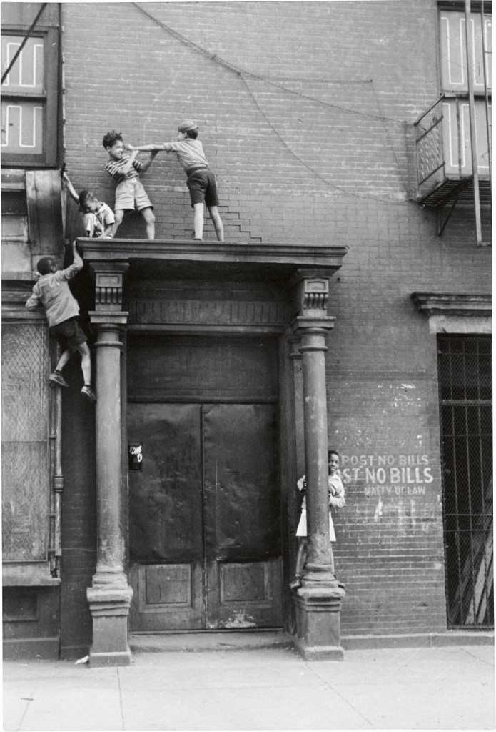 Helen Levitt, New York, c. 1939 
Gelatin Silver Print: © Film Documents 
LLC, courtesy Zander 
