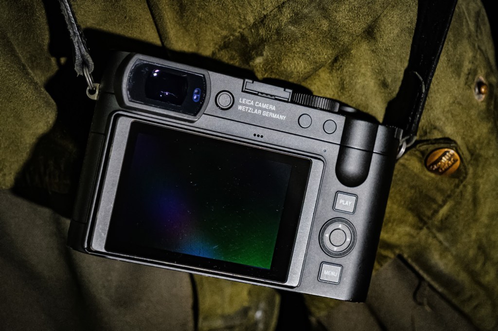 Leica Q3 Monochrom viewfinder and screen