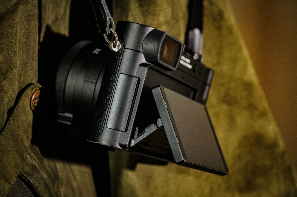 Leica Q3 Monochrom tilt screen