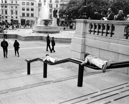 Trafalgar Square, London: Kids on the railing.