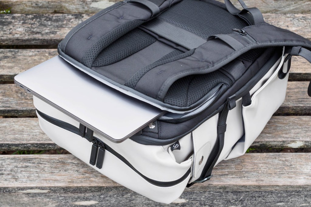 Vanguard Veo Lite B20L laptop compartment