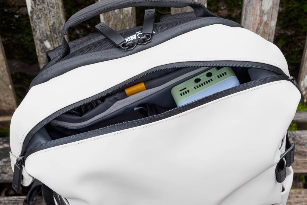 Vanguard Veo Lite B20L top opening. 